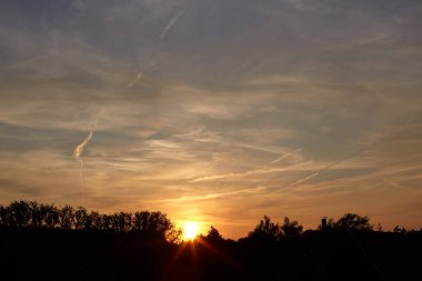 Gün batımında bulutlu güzel gökyüzü ve güneş