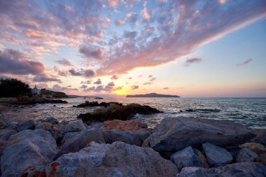 Chania Girit 'te günbatımında güzel deniz - Yunanistan