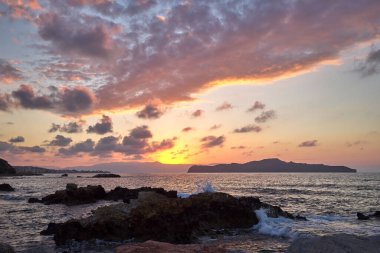 Hania Girit 'te günbatımında güzel deniz ve dalgalar - Yunanistan