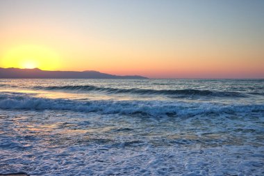 Hania Girit 'te günbatımında güzel deniz ve dalgalar - Yunanistan