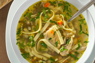 Maydanozlu tavuk çorbası ve beyaz tabakta sebze.