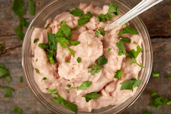 Mantardan yapılan ev yapımı sebze ezmesi ve kaşıkla yapılan diğer sebzeler.