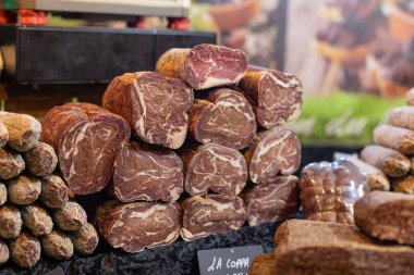 Gent-Flanders, Belçika 'daki Noel pazarında tütsülenmiş et.