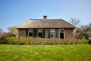 GIETHOORN, NETHERLANDS - evlerin ve bahçelerin tipik Hollanda ilçesi