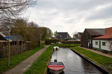 GIETHOORN, NETHERLANDS - evlerin ve bahçelerin tipik Hollanda ilçesi
