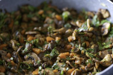 Tavada kızartılmış sebzeli mantar güveci