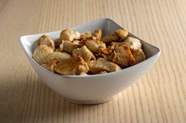 Beyaz kase kızarmış tavuk eti ile dolu..