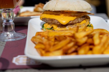 Yaz günlerinde çift çizburger ve patates kızartması..