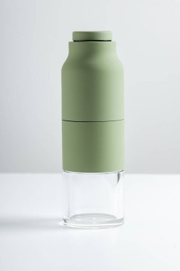 Beyaz zemin üzerinde modern yeşil boş tuz ya da biber öğütücü