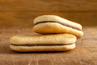 Geleneksel Romen bisküvileri ahşap zemin üzerinde kakao kreması ile dolu