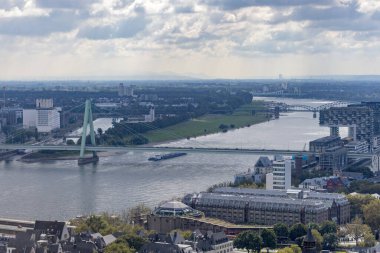 Köln 'ün hava manzarası - Almanya nehir ve bulutlarla gökyüzü.