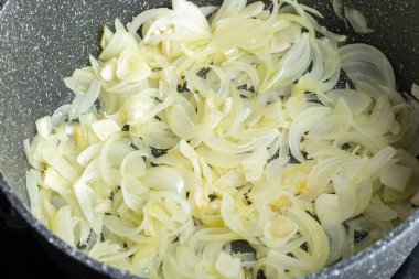 Tavada soğan ve biraz da altın rengi kahve. Görüntüyü kapat