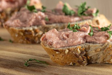 Pembe pürüzsüz yayılabilir domuz ciğeri beyaz bir tabakta..