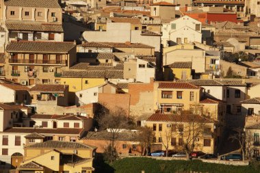 Fotoğraf Toledo 'nun dışından. Şehrin içindeki küçük saatleri yakalıyor.
