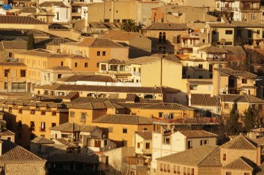 Fotoğraf Toledo 'nun dışından. Şehrin içindeki küçük saatleri yakalıyor.