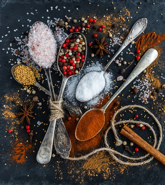 Baharatlar, baharat kaşık üzerinde,