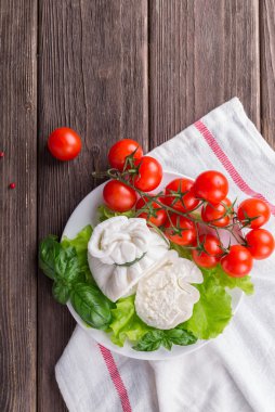 Burrata, cherry domates, fesleğen