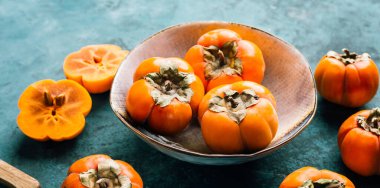 Mavi arkaplanda taze olgun hurma