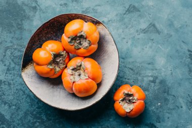 Mavi arkaplanda taze olgun hurma