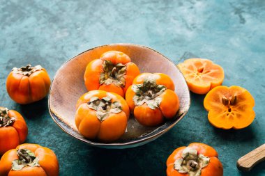 Mavi arkaplanda taze olgun hurma