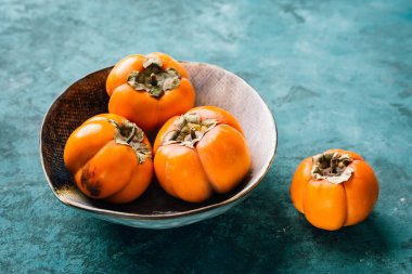 Mavi arkaplanda taze olgun hurma