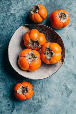 Mavi arkaplanda taze olgun hurma