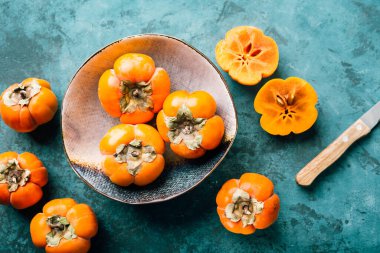 Mavi arkaplanda taze olgun hurma