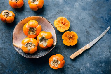 Mavi arkaplanda taze olgun hurma