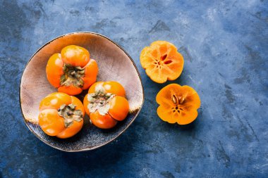 Mavi arkaplanda taze olgun hurma