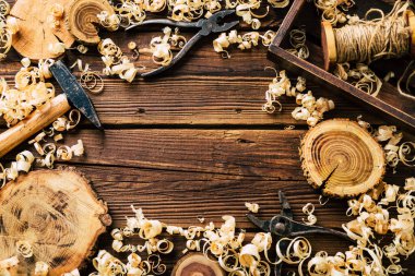 Ahşap kaplama. Ahşap atölyesi. Ahşap talaşı ve marangozluk aletleri. arkaplan