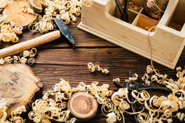 Kendiniz odun yapın. Ahşap atölyesi. Diy. Ahşap talaşı ve marangozluk aletleri. Boşluğu Kopyala