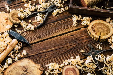 Kendiniz odun yapın. Ahşap atölyesi. Diy. Ahşap talaşı ve marangozluk aletleri. Boşluğu Kopyala