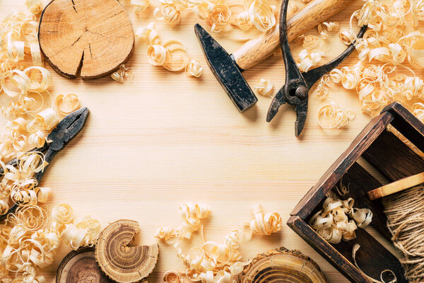 Деревянный фон с столярными инструментами и стружками. Copspace