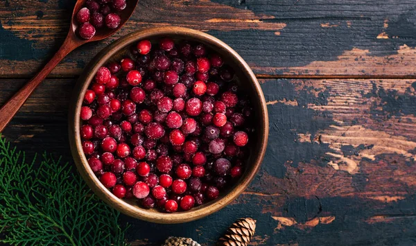Cranberries in a plate on a wooden background. Copy space — Stock Photo, Image