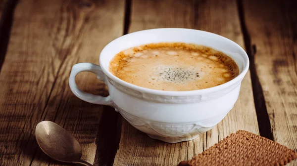 Cappuccino panas lezat di atas meja kayu — Stok Foto