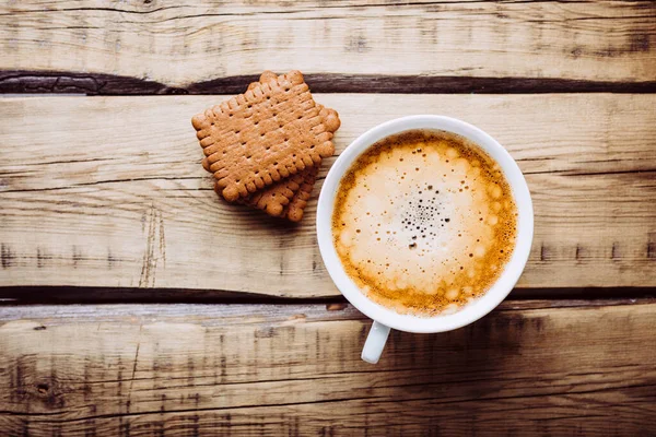 Cappuccino panas lezat di atas meja kayu — Stok Foto