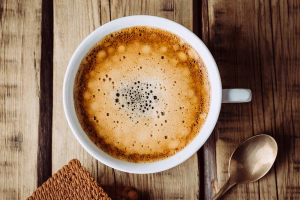 Cappuccino panas lezat di atas meja kayu — Stok Foto