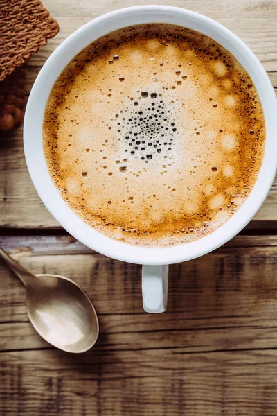 Cappuccino panas lezat di atas meja kayu — Stok Foto