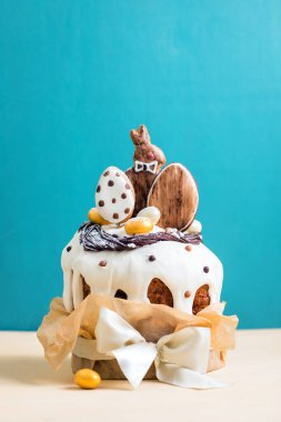 Mavi arka planda Paskalya pastası. Boşluğu kopyala