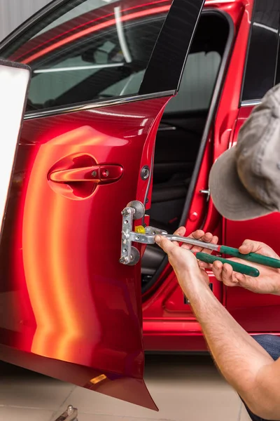 O técnico remove amassados no carro usando o método sem pintura. PDR. reparação do corpo do carro. — Fotografia de Stock