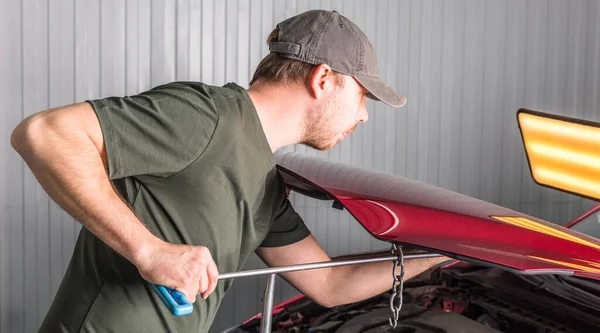 Reparatie van auto-ongelukken. PDR-technologie. De meester verwijdert schade aan het lichaam. — Stockfoto