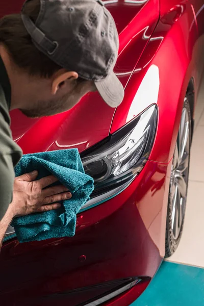 Polir o farol de um carro vermelho — Fotografia de Stock