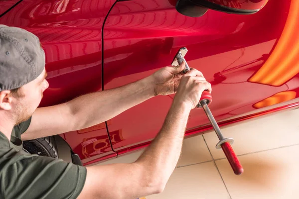 Reparatie van auto-ongelukken. PDR-technologie. De meester verwijdert schade aan het lichaam. — Stockfoto