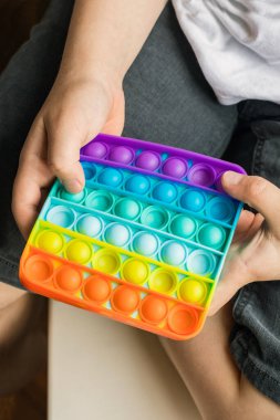 Çocuklar için popüler bir silikon oyuncak. Patlat.