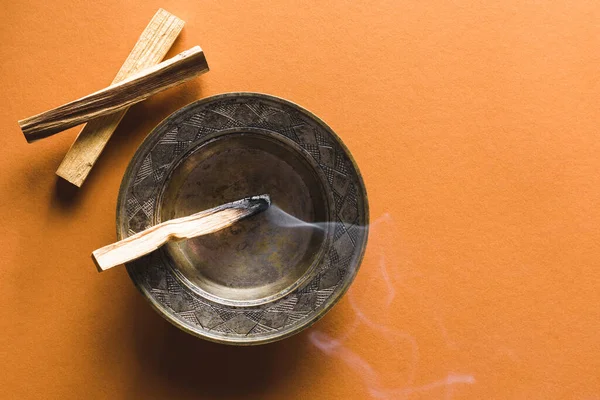 Palo Santo rökelse pinnar. Andlig träning, avslappning, meditation. — Stockfoto