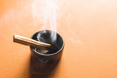 Palo Santo 'nun tütsüsünü iyileştiriyorum. Ibiokai. Kokulu tahta sopalar..