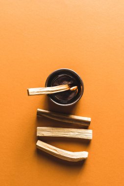 Palo Santo 'nun tütsüsünü iyileştiriyorum. Ibiokai. Kokulu tahta sopalar..
