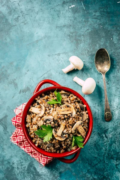 Bouillie de sarrasin aux champignons. Alimentation végétalienne — Photo