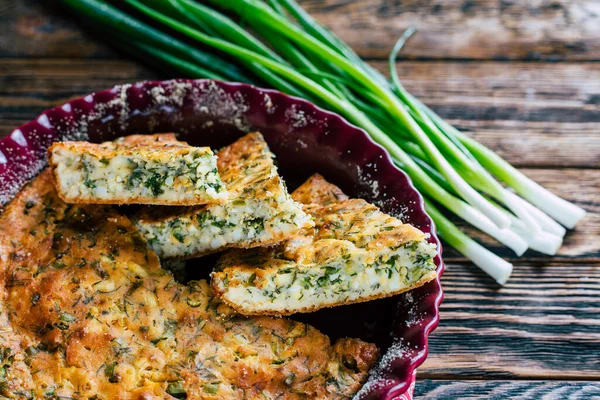 Kuchen mit grünen Zwiebeln und Ei. Hausgemachtes herzhaftes Gebäck — Stockfoto