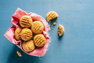 Mavi arka planda ev yapımı fıstık kurabiyeleri. Yüksek kalite fotoğraf